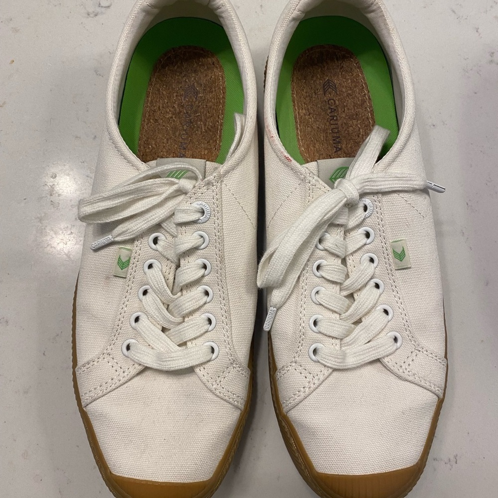 NEW | Men’s Cariuma White Canvas Sneakers with Gum Sole, size 10.5